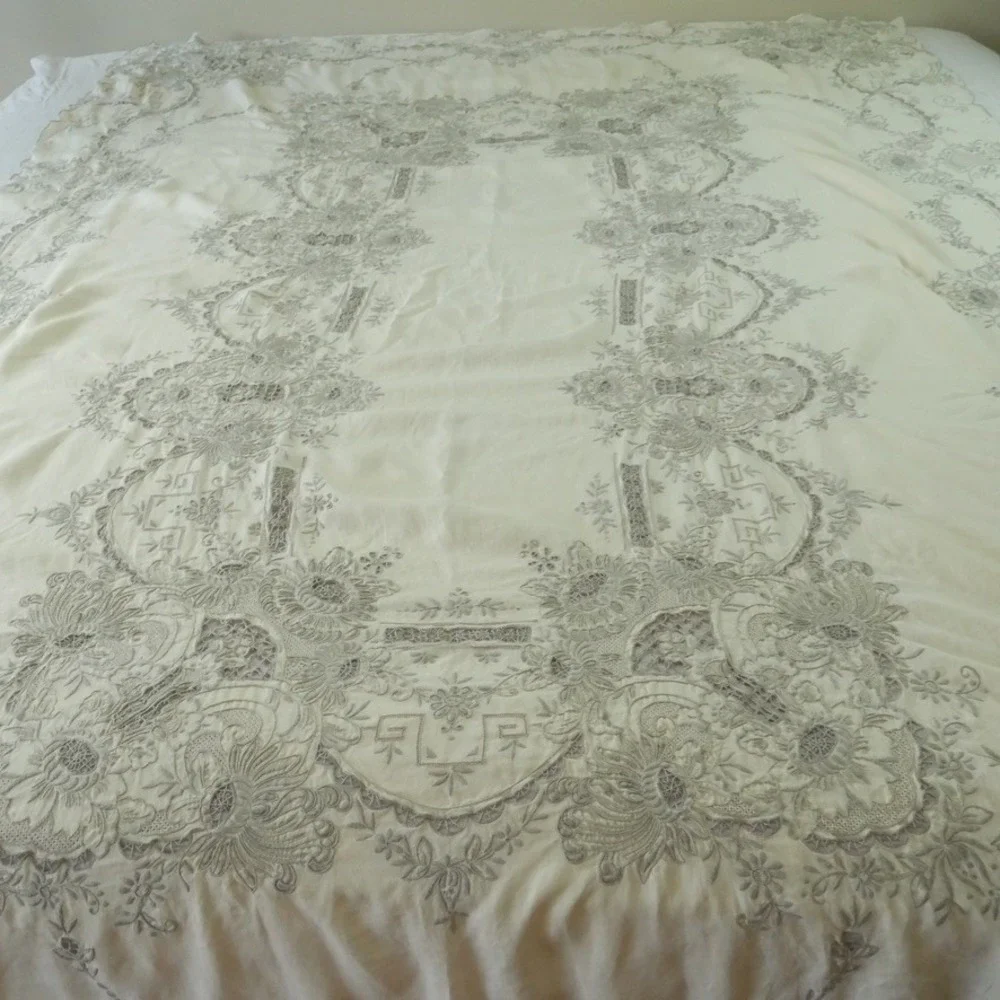 Vintage Madiera Embroidered Tablecloth Large Cutwork Lace Cream Floral 98 x 62